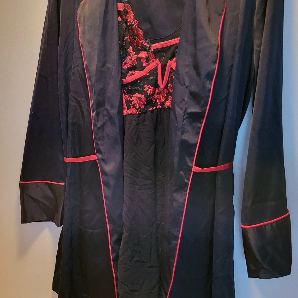 La Vie En La Rose Elegant Black and Red Lace Trim Robe Set